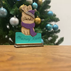Meowy Xmas è una simpatica decorazione in legno con un gattino, personalizzabile con colori e nome