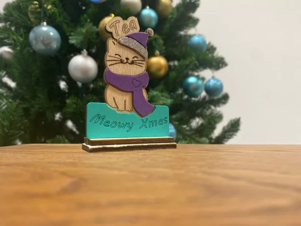 Meowy Xmas è una simpatica decorazione in legno con un gattino, personalizzabile con colori e nome