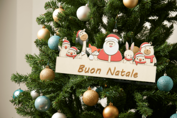 Amici del Natale è una simpatica decorazione da appendere o da tavolo per creare ancora più atmosfera Natalizia