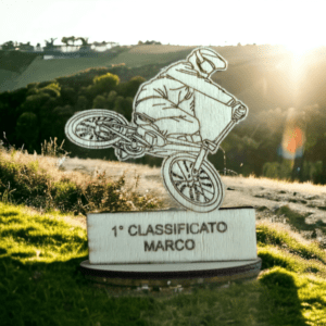 Targhetta ciclista intagliata nel legno da regalare e personalizzare