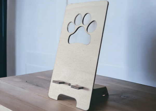 Porta cellulare in legno con incisa una simpatica impronta, personalizzabile con il nome del tuo amico a 4 zampe