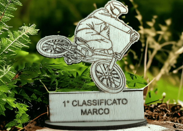 Targhetta ciclista intagliata nel legno da regalare e personalizzare