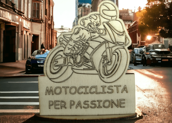 Targhetta motociclista intagliata nel legno da regalare e personalizzare